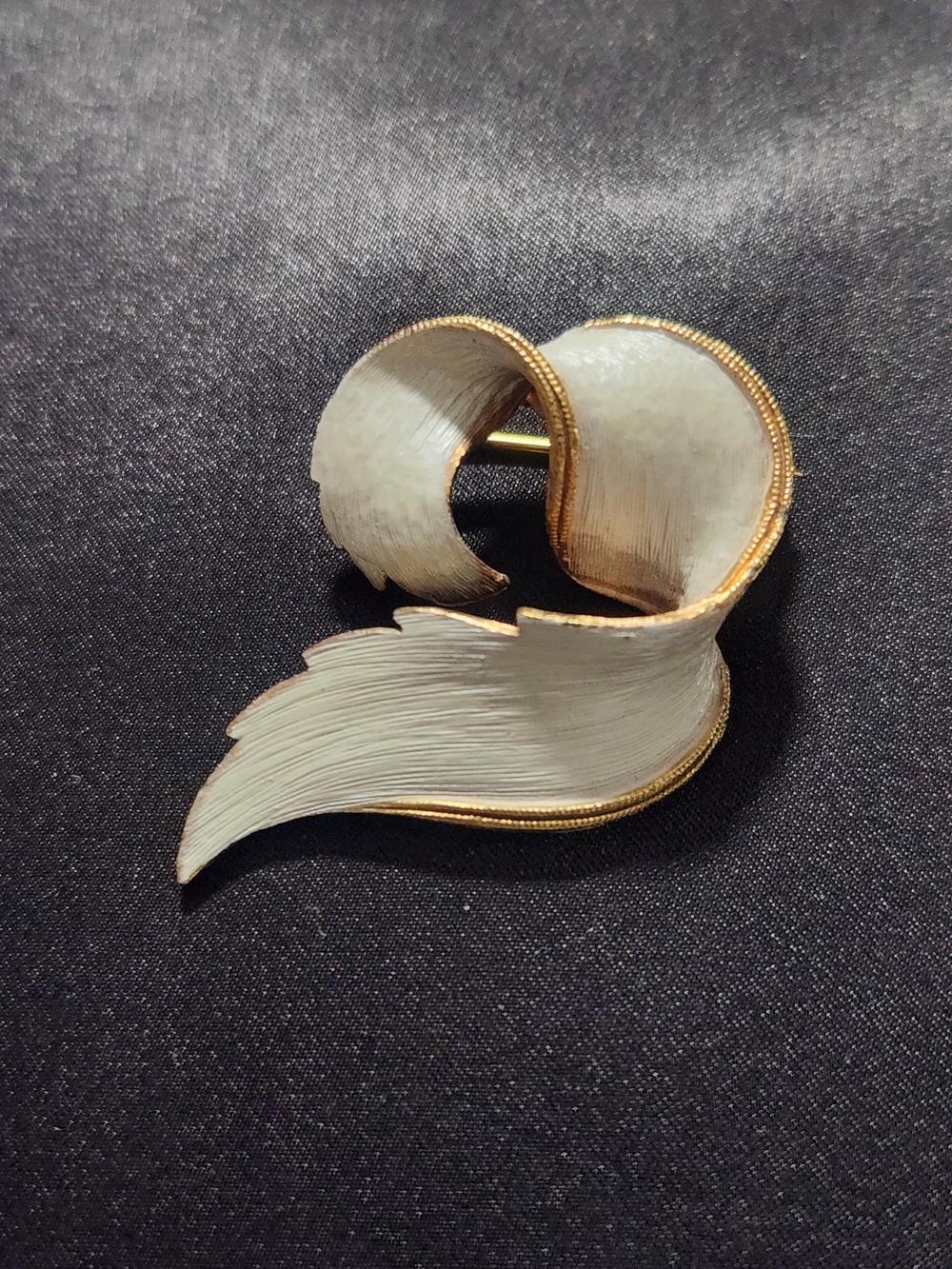 Vintage JJ Signed White Enamel Gold Tone Swirl Leaf Scroll Brooch Pin